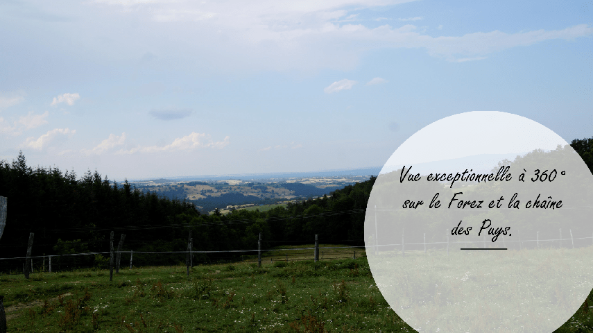 C'est un lieu authentique avec une vue exceptionnelle à 360° sur le Forez et la chaîne des Puys. Nous nous attachons à préserver ce cadre magnifique.